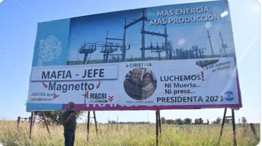 Con un cartel gigante, intendente K sacudió a “la mafia de Magnetto y Macri”
