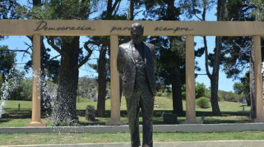 A 39 años de la Democracia: Municipio radical inauguró monumento al expresidente Raúl Alfonsín