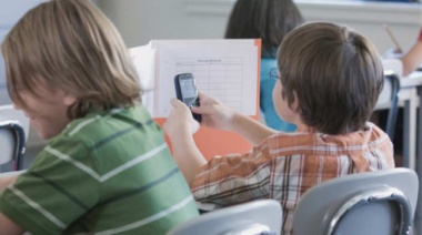 Instan a la Provincia a que limite la utilización de los celulares en las escuelas