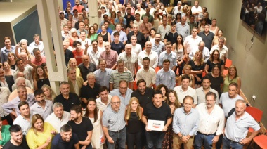 Maxi Abad presentó el libro de políticas públicas propuestas por la Fundación Poder