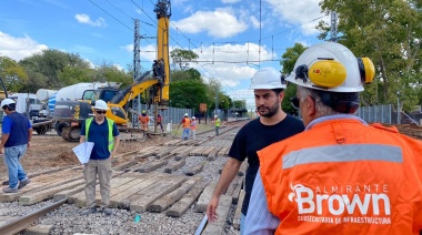 Brown: instalan pilotes de hormigón que sostendrán el puente ferroviario del paso bajo nivel de Calzada