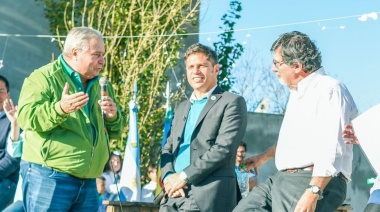 Kicillof recorre la Segunda sección: entrega notebooks, escrituras y recorre viviendas