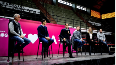 Kicillof recorre la Séptima sección electoral: Entrega de notebooks, escrituras y abre un Congreso