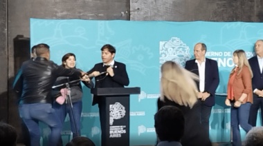 Incidente en un acto de Axel Kicillof: una mujer subió al atril y forcejó con el gobernador