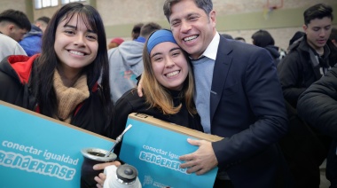 Kicillof entregó 458 computadoras a estudiantes secundarios de Presidente Perón