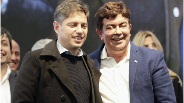 Fuerte respaldo de Axel Kicillof a Fernando Espinoza: el gobernador entrega patrulleros al municipio