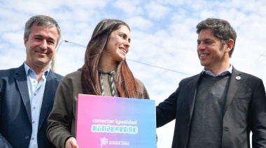 Otra visita cordial de Kicillof a un intendente opositor: entregó viviendas y computadoras