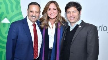 Como una groupie: Victoria Tolosa Paz sonriente en el acto de Axel Kicillof