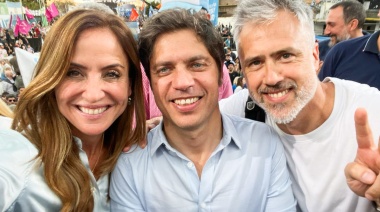 Como una groupie: Victoria Tolosa Paz sonriente en el acto de Axel Kicillof