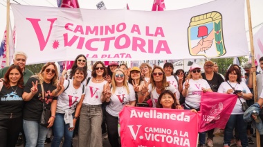 Como una groupie: Victoria Tolosa Paz sonriente en el acto de Axel Kicillof