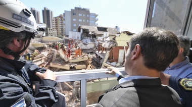 Villa Gesell: Kicillof recorrió el Apart Hotel que se derrumbó y causó al menos tres muertos