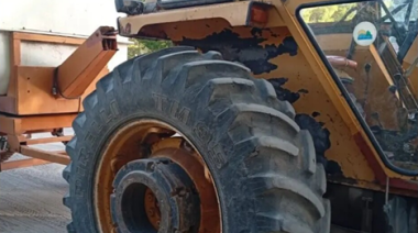 Un tractor municipal mojó a un auto y su dueño le rompió los vidrios al vehículo oficial