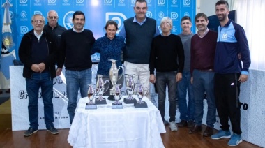 Brown: la municipalidad entregó material deportivo a equipos de fútbol infantil del distrito