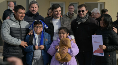 Torres entregó 25 viviendas en Trelew y anunció la finalización del Pro.Cre.Ar. con fondos provinciales