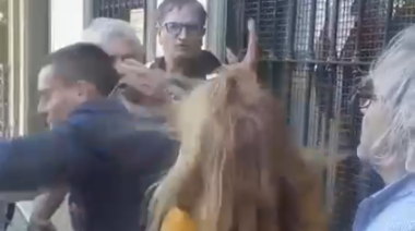 Violento libertario le pegó una piña a una señora que se manifestaba en la calle