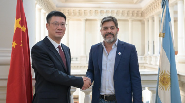 Mientras Milei acepta las condiciones de EEUU, Kicillof cierra acuerdos con China