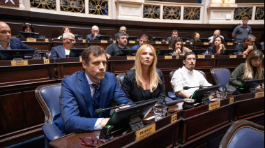 Sesión, llamados y rosca a plena luz del día: Debutó sin éxito la agrupación "Sin chistar"