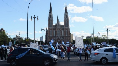 Crece la “grieta política”: Marcha y contramarcha virtual por el 12O