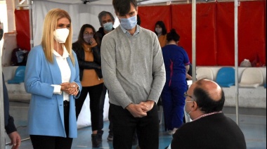 Verónica Magario: "Nos llena de esperanza ver la alegría de quienes reciben su vacuna"