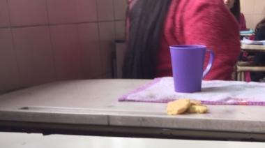 Tres pepas y media taza de té: el desayuno que Kicillof entrega en las escuelas de la provincia