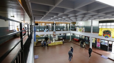 Kicillof recorrió las obras de refacción integral de un edificio escolar en Quilmes