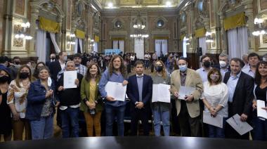Kicillof suscribió un acuerdo paritario para ampliar el régimen de licencias parentales