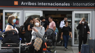 El gobierno eliminó las cuotas para comprar viajes al exterior y la oposición lo cuestionó