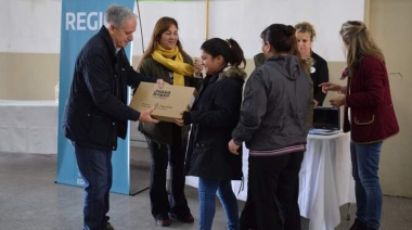 Gastón: “La educación siempre debe ser prioridad y entregar computadoras a los jóvenes es una satisfacción”
