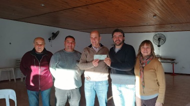 Pehuajó: El intendente Zurro visitó Mones Cazón y entregó becas y subsidios
