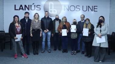 Municipio de Lanús: Diego Kravetz entregó escrituras a familias del distrito