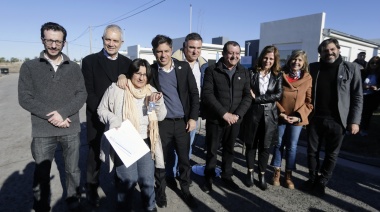 Kicillof entregó viviendas: “Trabajamos con todos para saldar esta deuda”
