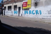 Con pintadas en el Conurbano, el peronismo salió a decirle “NO a Macri”