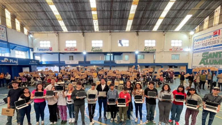 El Plan Conectar Igualdad sigue entregando netbooks a los y las estudiantes del Partido de La Costa