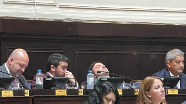 Agustín Romo durmiendo en una sesión.