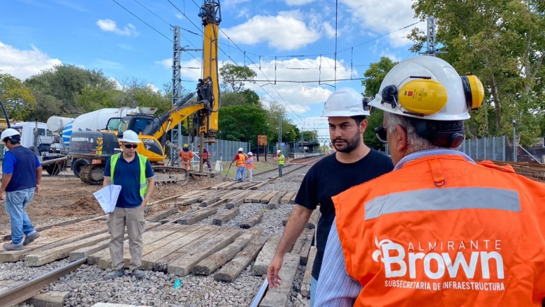 Brown: instalan pilotes de hormigón que sostendrán el puente ferroviario del paso bajo nivel de Calzada