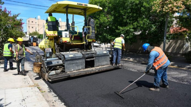 Bahía: avanza el plan de repavimentación para más de 70 cuadras de barrios del distrito