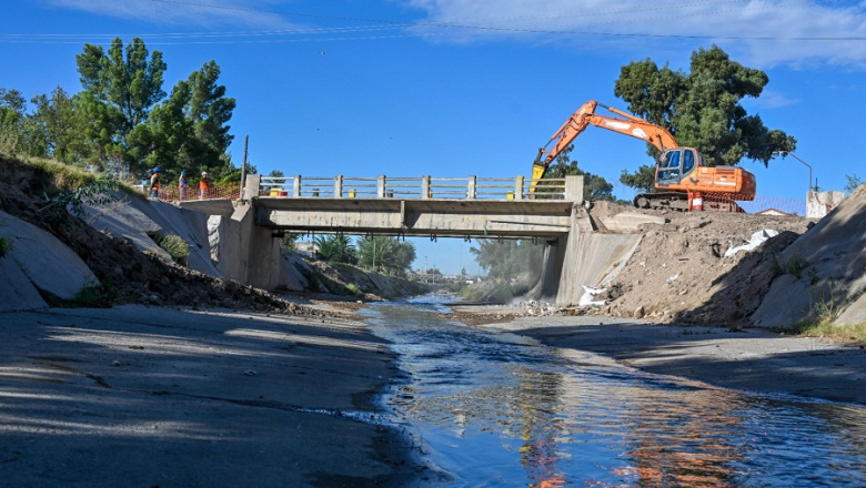 Reconstrucción del canal Maldonado: comenzó la etapa de demolición del puente de Pampa Central