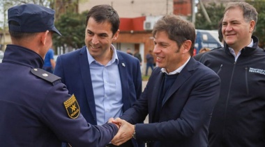 Kicillof, a pura sonrisa con intendente PRO: entregó patrulleros en San Isidro