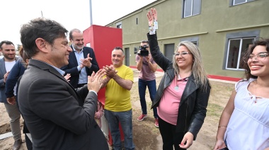 Kicillof entregó viviendas y recorrió obras del plan hídrico en Bahía Blanca