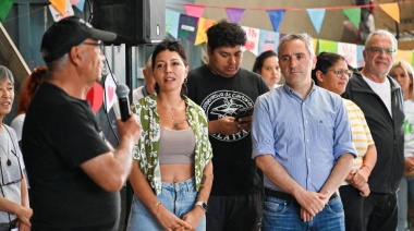 En medio de la interna, Mayra Mendoza y el “Cuervo” Larroque compartieron un acto