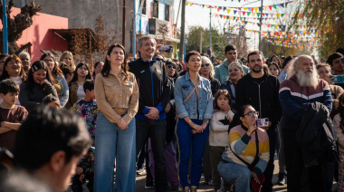 Moreno: Mariel Fernández, Máximo y Mayra junto a vecinos en la celebración de un espacio comunitario