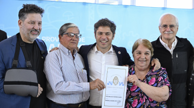 Kicillof entregó escrituras de viviendas en Merlo: “En la provincia destruir el Estado no es una solución para nadie”