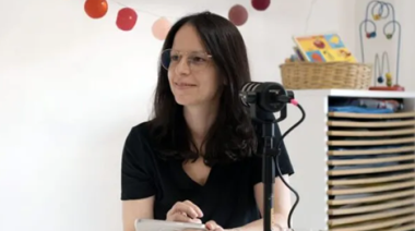 Soledad Martínez que invita a pensar el futuro de la educación mediante podcast