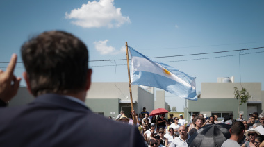 Kicillof pasó por la Quinta y entregó viviendas a familias de Tandil y Ayacucho
