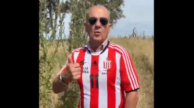 En la previa al clásico platense, Zurro vistió la camiseta del “pincha” y criticó a Milei: “Cachivache”