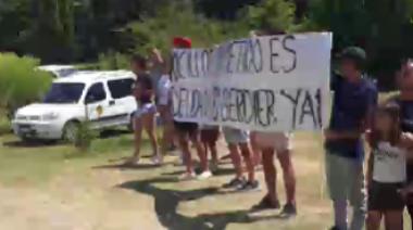 Bronca en el Ejecutivo porque un municipio amigo no pudo frenar a “10 vecinos” que abuchearon al gobernador