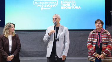 Ferraresi encabezó la entrega de escrituras gratuitas a familias de Avellaneda