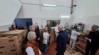 Magdalena: Hourcade encabezó una recorrida junto a senadores provinciales por firmas locales
