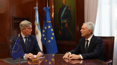 Alak se muestra con agenda internacional y alimenta su proyección provincial