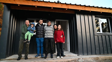 La Provincia entregó viviendas a familias damnificadas por los incendios ocurridos en el verano